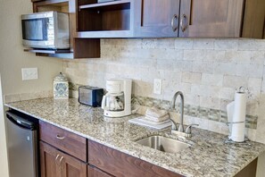 Kjøleskap, mikrobølgeovn, kokeplater og kaffetrakter/tekoker