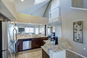 Kylskåp, mikrovågsugn, spishäll och kaffe- och tebryggare