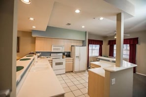 Kjøleskap, mikrobølgeovn, kokeplater og kaffetrakter/tekoker