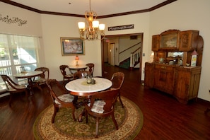 Free daily full breakfast  - Bradford House Bed & Breakfast (Branson)