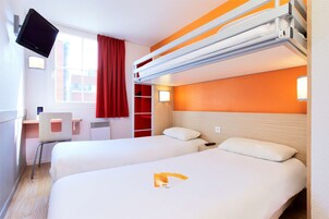 Escritorio, wifi gratis y ropa de cama 