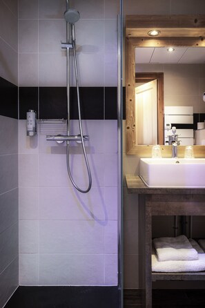 Hair dryer, towels, soap, shampoo - Hôtel le Littoral (Evian-les-Bains)