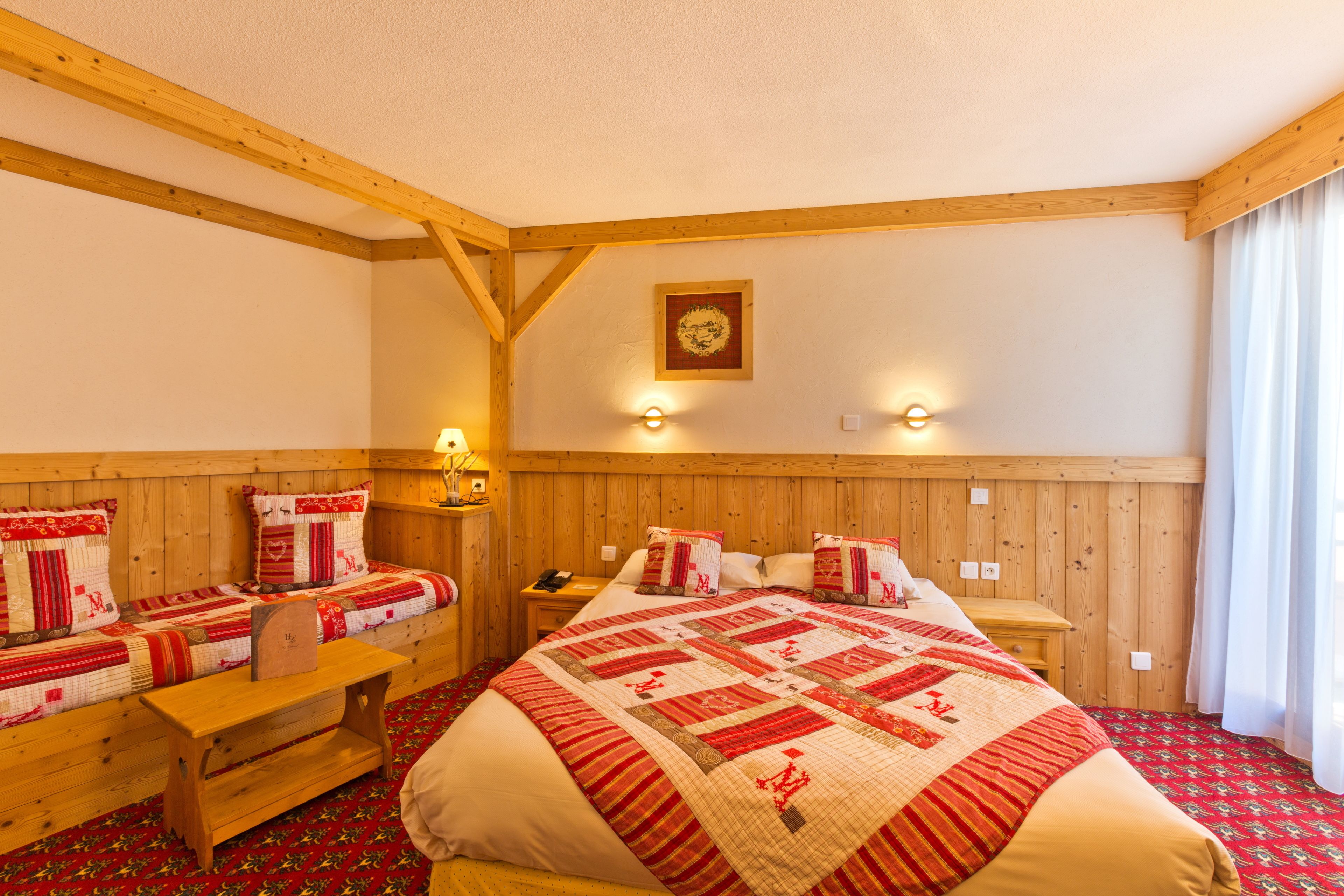 traditional room, 1 queen bed (3 personnes) | minibar, in-room safe, individually decorated, laptop workspace