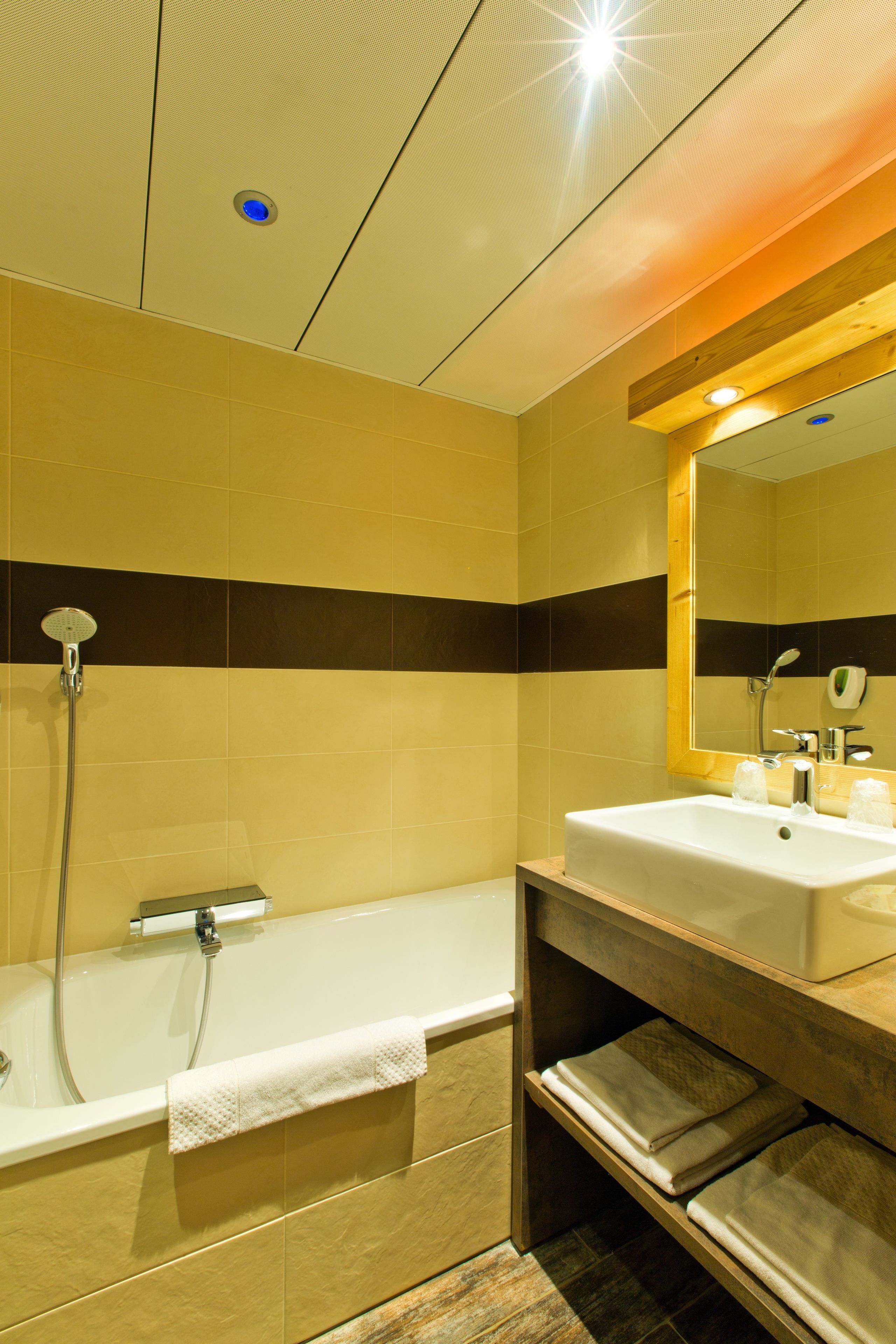Une salle de bain moderne avec une baignoire, un lavabo et un miroir.