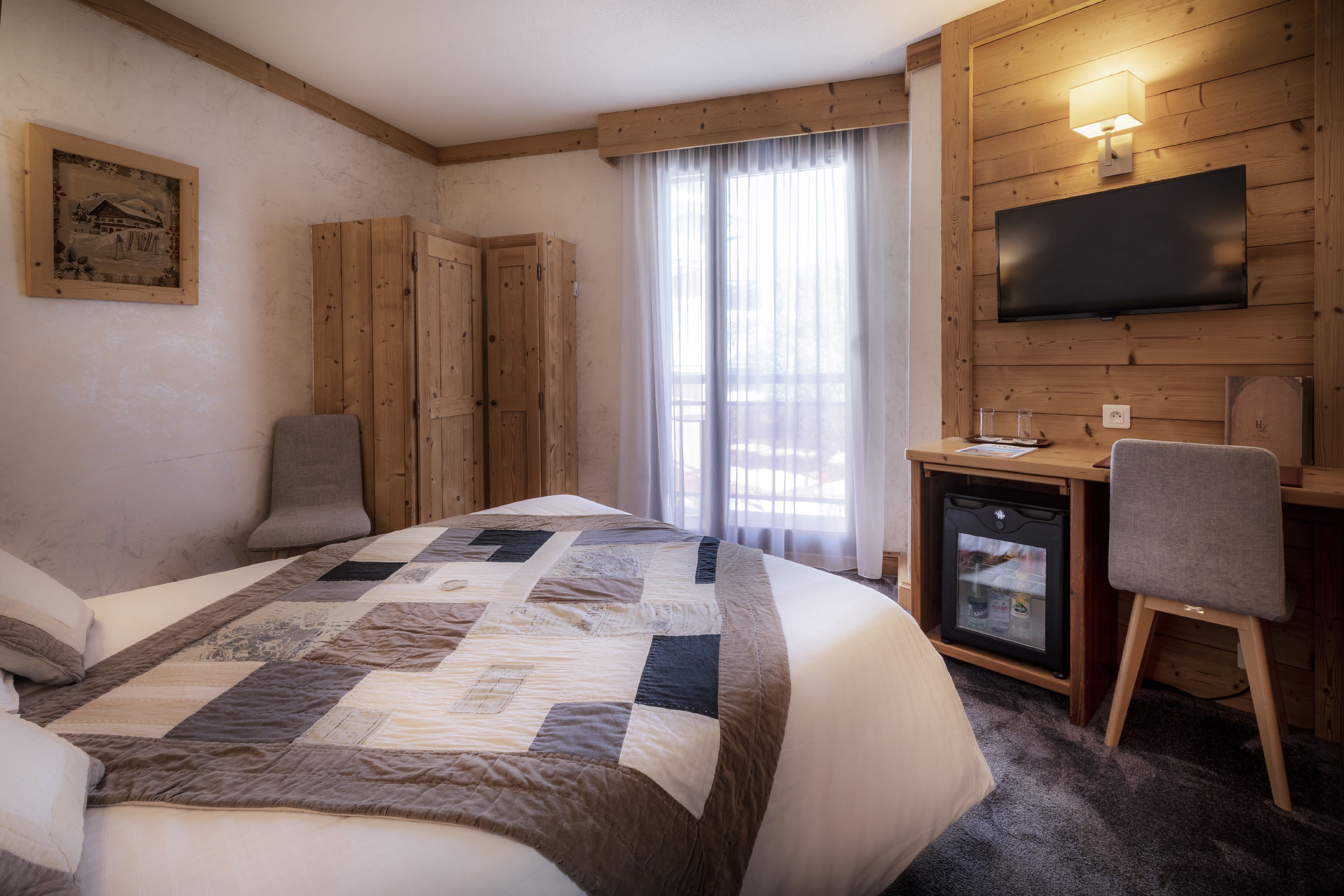 comfort room | minibar, in-room safe, individually decorated, laptop workspace