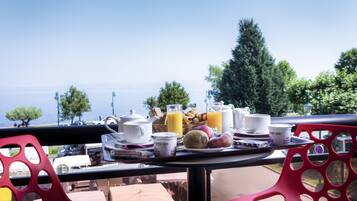 Club Double Room, 1 Queen Bed | Terrace/patio