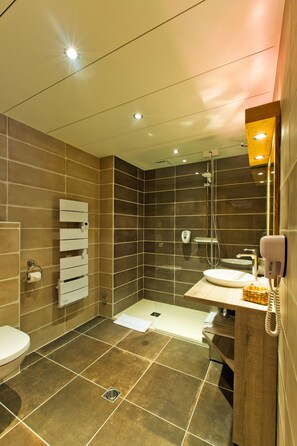 Habitación tradicional, 1 cama Queen size (3 personnes) | Baño | Secadora de cabello, toallas, jabón, shampoo 