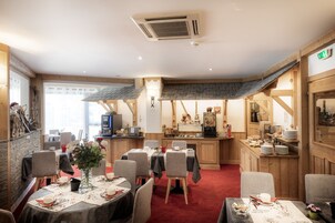 Café da manhã com buffet todos os dias (EUR 15 por pessoa) 