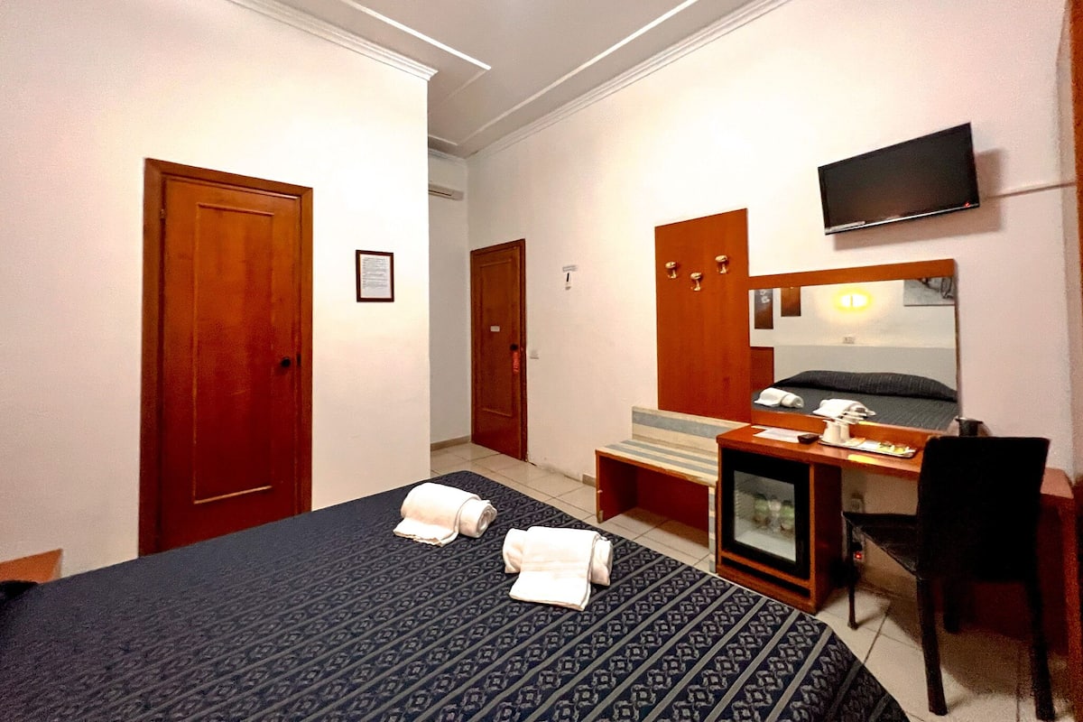 Standard Double Room | In-room safe, desk, soundproofing, WiFi (free)