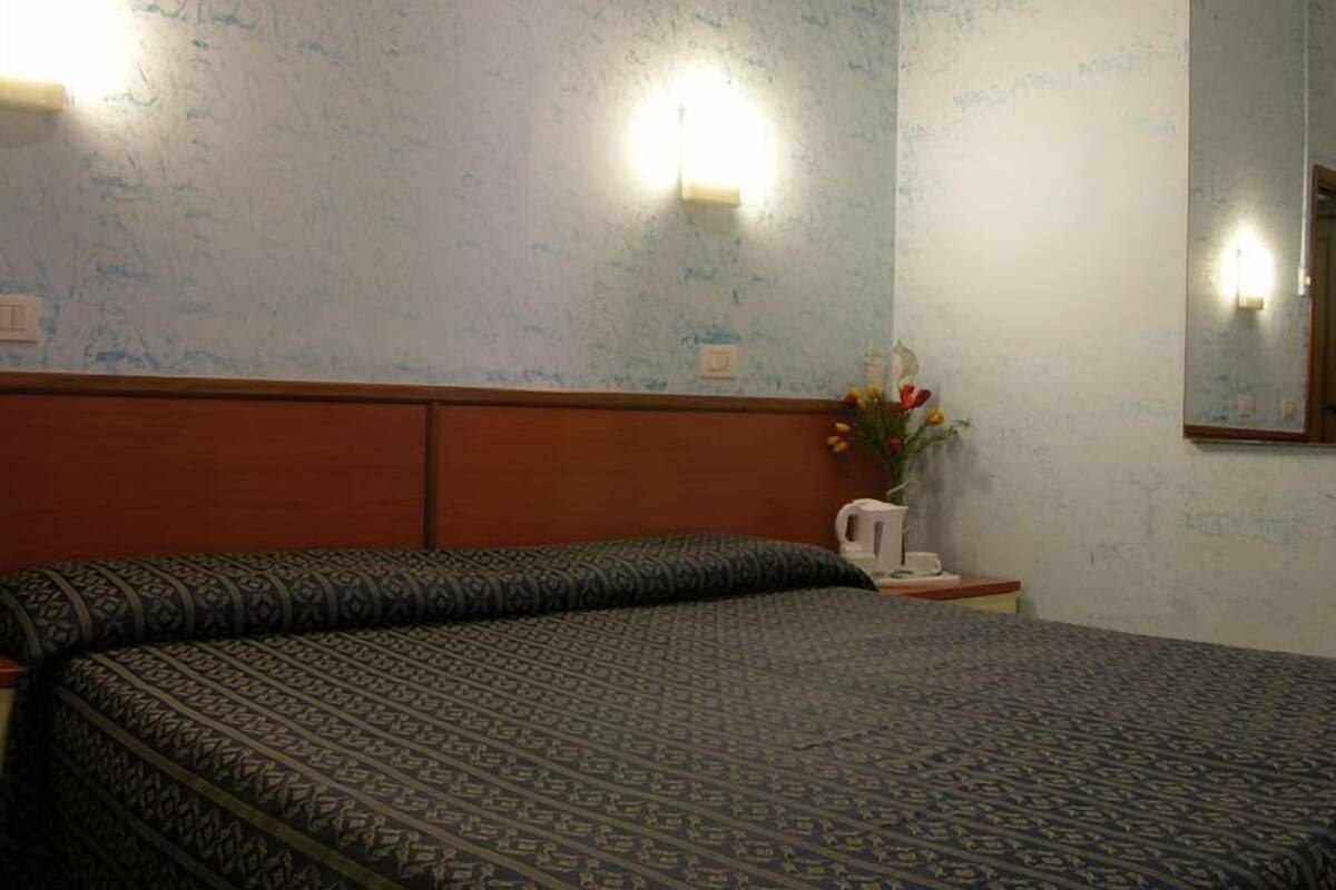 Quadruple Room | In-room safe, desk, soundproofing, WiFi (free)