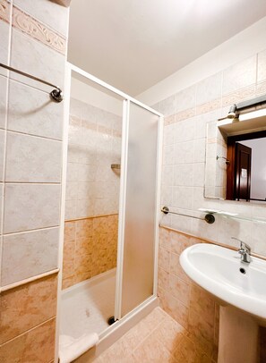 Habitación cuádruple | Baño | Ducha, secador de pelo y toallas