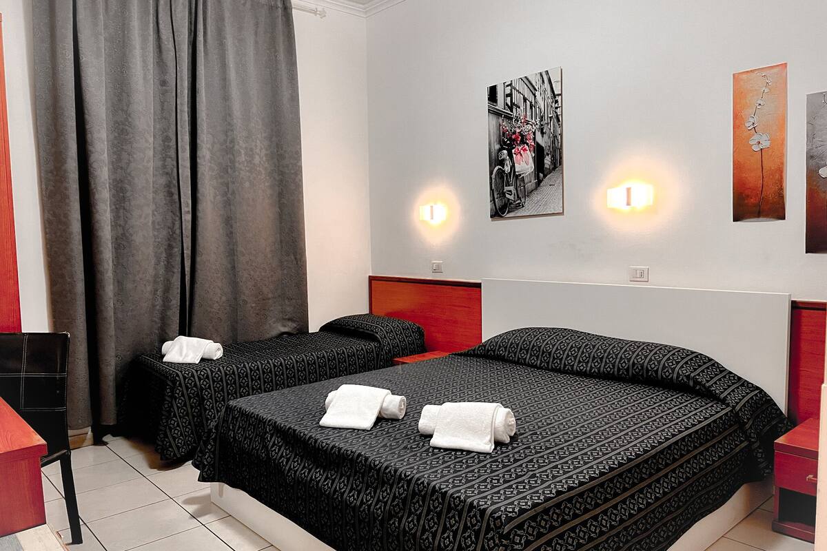 Triple Room | In-room safe, desk, soundproofing, WiFi (free)