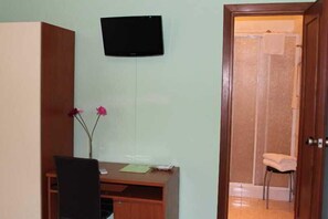 Cofres nos quartos, escrivaninha, quartos à prova de som