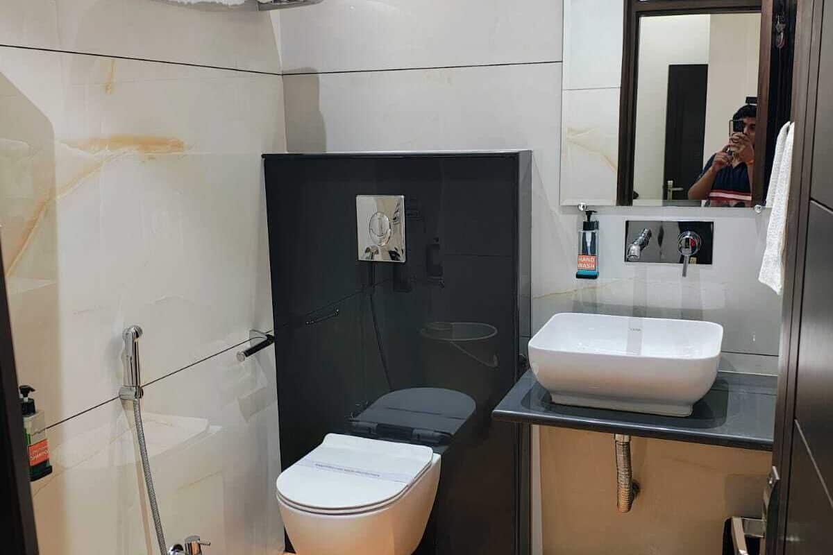 Habitación Premium | Baño | Regadera, amenidades de baño gratuitas, secadora de cabello, pantuflas