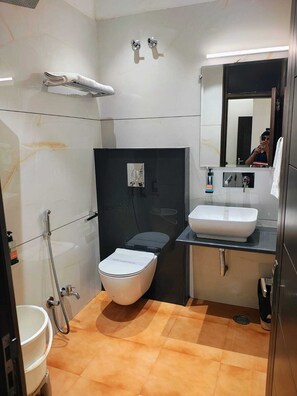 Premium Room | Bathroom | Shower, free toiletries, hair dryer, slippers - Hotel Tara Palace, Chandni Chowk (New Delhi)