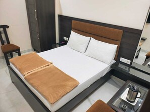 프리미엄룸 | 객실 내 금고, 각각 다른 스타일의 인테리어, 각각 다르게 가구 비치, 책상