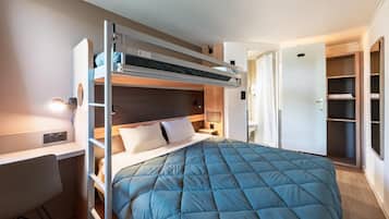 Camera Standard, 3 letti singoli | Biancheria da letto di alta qualità, una scrivania, tende oscuranti