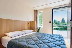 Standard Room, 1 Queen Bed | Premium bedding, desk, blackout curtains, iron/ironing board - Premiere Classe Valenciennes Sud - Rouvignies (Rouvignies)