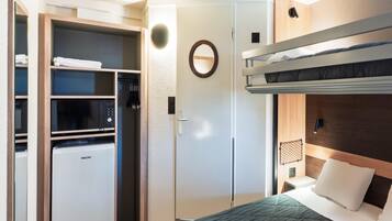 Ropa de cama de alta calidad, escritorio y cortinas blackout