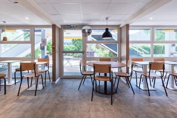 Dagelijks ontbijtbuffet (EUR 6.2 per persoon)