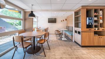 Desayuno buffet diario (EUR 6.2 por persona)
