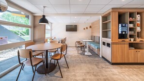 Daily buffet breakfast (EUR 6.2 per person) - Premiere Classe Valenciennes Sud - Rouvignies (Rouvignies)