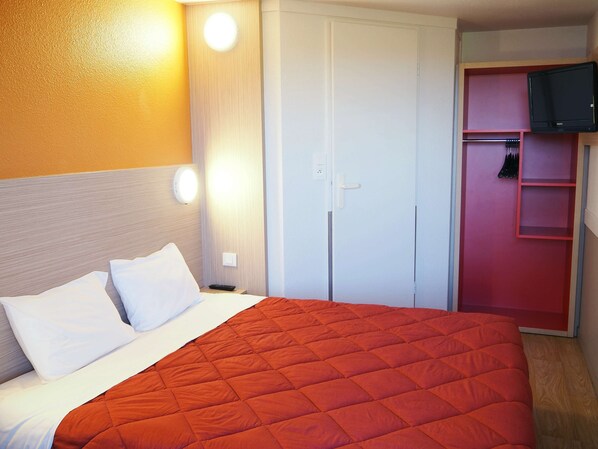 Standard Room, 1 Double Bed | Desk, blackout drapes, free cribs/infant beds, free WiFi - Premiere Classe Saumur (Saumur)