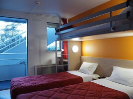 Chambre Standard, 3 lits une place | Bureau, rideaux occultants, lits bébé (gratuits), Wi-Fi gratuit