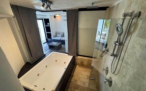 Cupula Suite | Baño | Regadera, regadera tipo lluvia, amenidades de baño gratuitas 