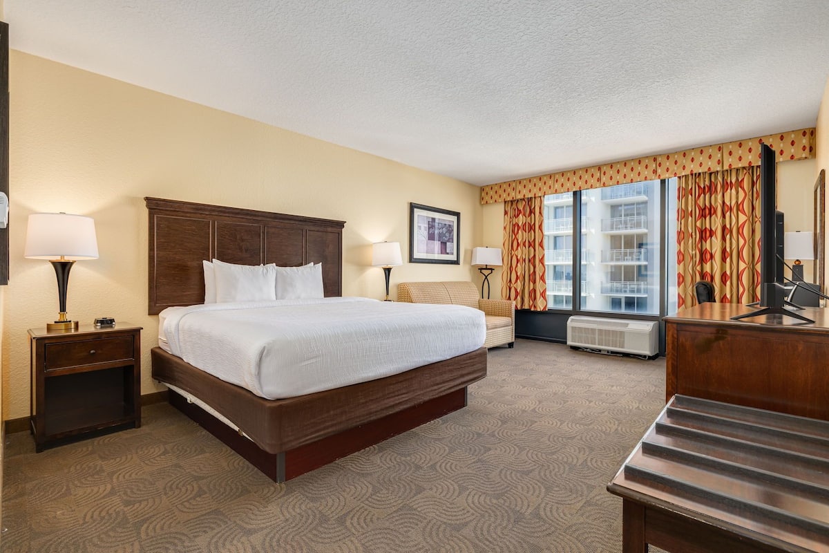 Premium-sengetøj, pengeskab på værelset, skrivebord