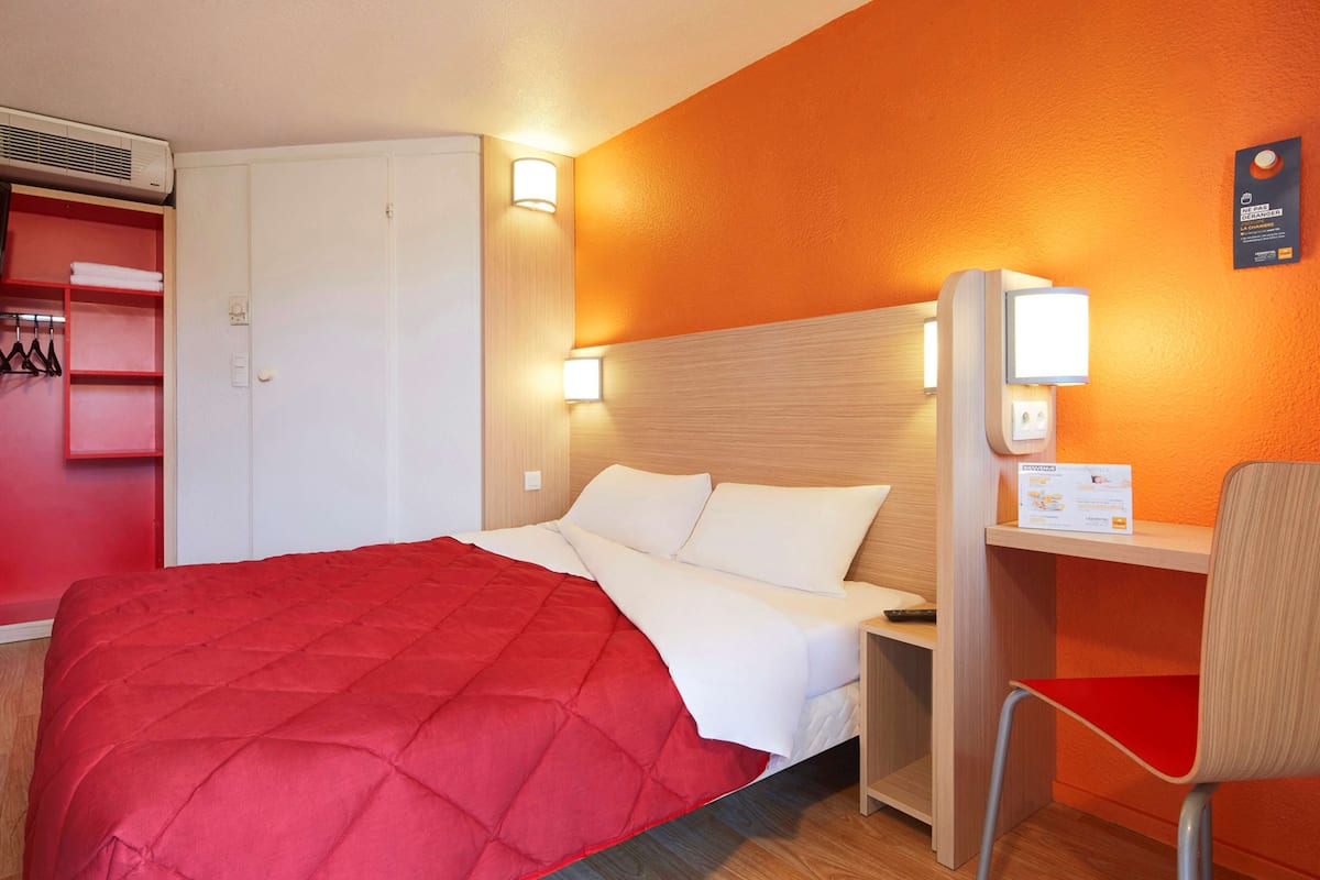 Een bureau, verduisterende gordijnen, gratis extra bedden, gratis wifi