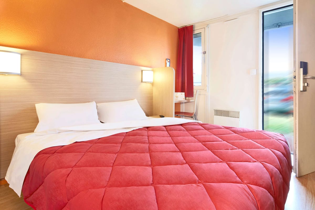 Een bureau, verduisterende gordijnen, gratis extra bedden, gratis wifi
