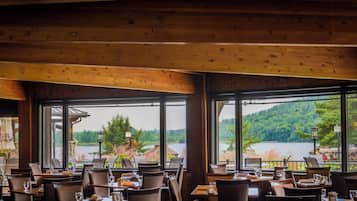2 restaurantes; se sirve desayuno, almuerzo y cena; cocina francesa