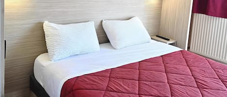 Escritorio, espacio para trabajar con laptop y cortinas blackout