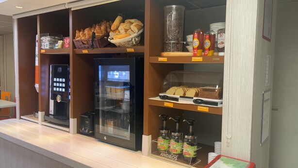 Une vitrine de boulangerie présentant du pain, des pâtisseries et des condiments.