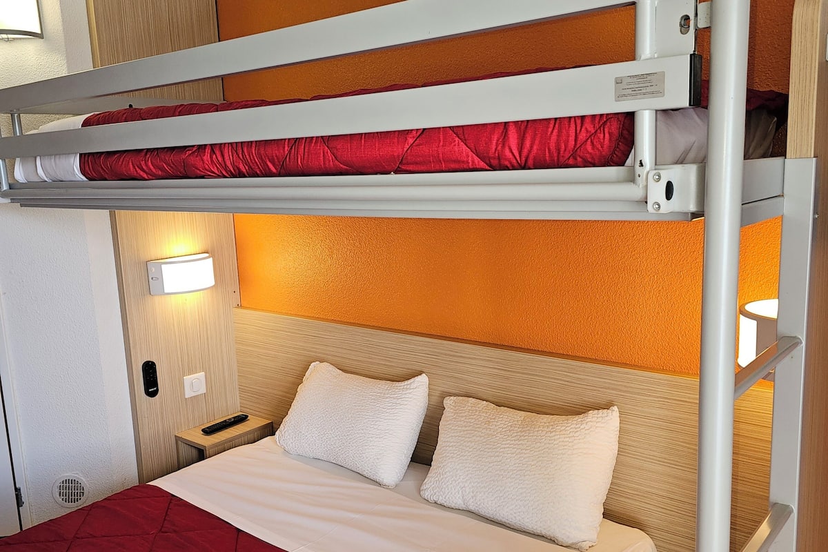 Standaard kamer, meerdere bedden (1 Double and 1 Single bed) | Een bureau, een laptopwerkplek, verduisterende gordijnen