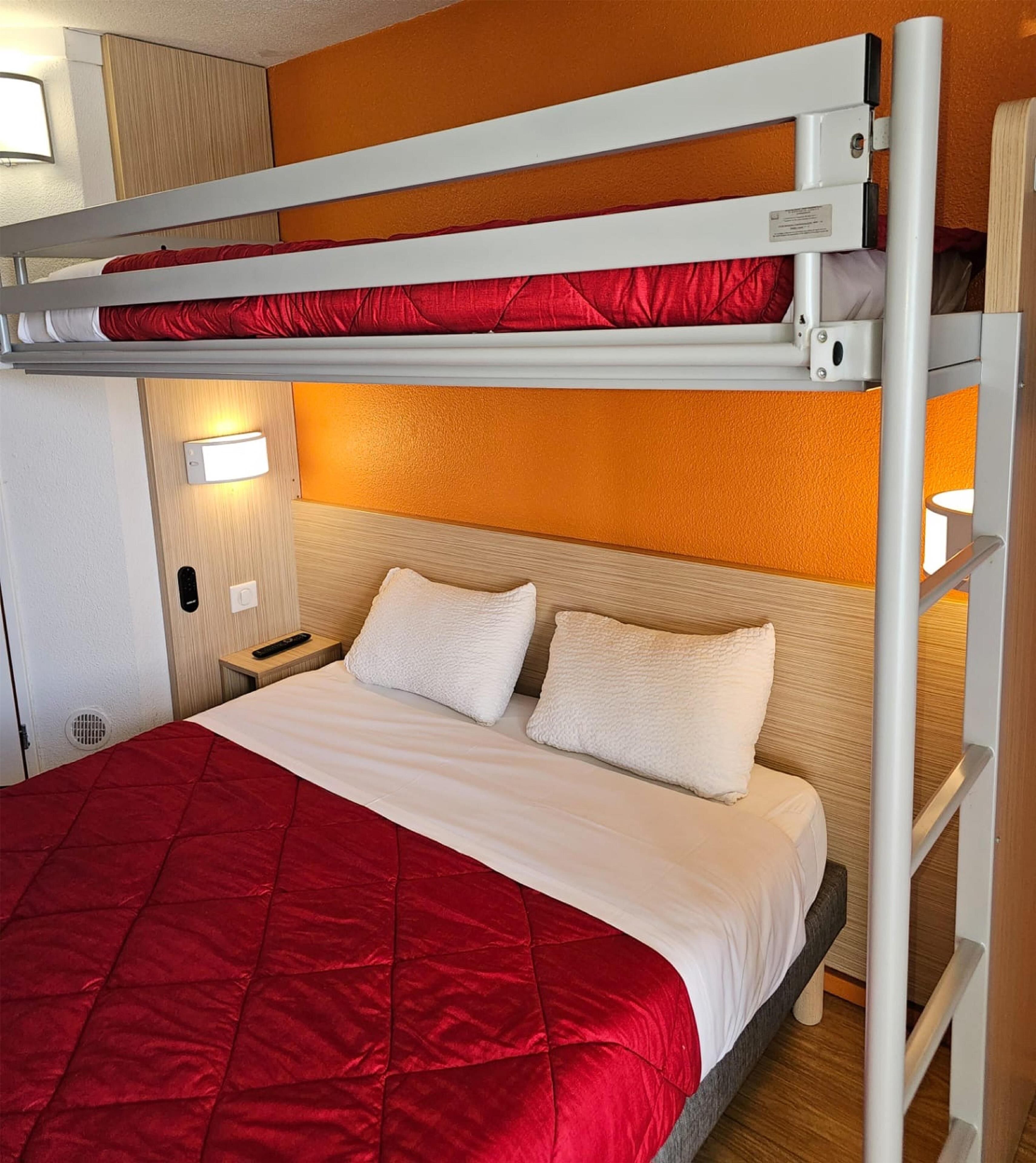 スタンダード ルーム ベッド (複数台) (1 Double and 1 Single bed) | デスク、ノートパソコン用作業スペース、遮光カーテン、アイロン / アイロン台