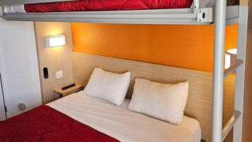 Camera Standard, letti multipli (1 Double and 1 Single bed) | Una scrivania, postazione laptop, tende oscuranti, ferro/asse da stiro