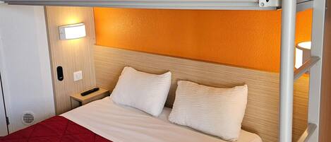 Quarto standard, várias camas (1 Double and 1 Single bed) | Escrivaninha, espaço de trabalho para notebook, cortinas blackout