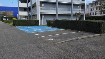 Parking sans voiturier (4.00 EUR par jour)