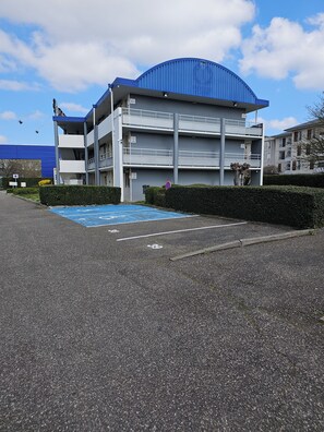 Self parking (EUR 4.00 per day)