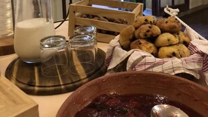 A room with a wooden table displaying a pitcher of milk, a basket of cookies, and a bowl of food. - Hotel Rio Sul Mare (Rio)