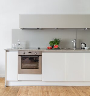 ثلاجة، ميكروويف، فرن، موقد طهي مسطح