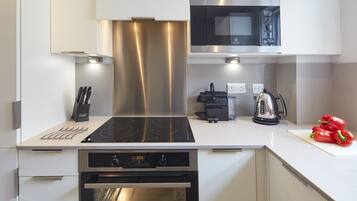 Club Apartment, 1 Bedroom, Kitchen | Private kitchen | Fridge, microwave, oven, stovetop