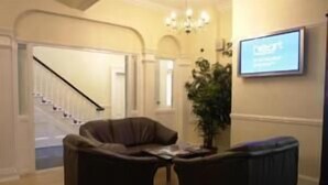 Lobby sitting area - Cavalier House Hotel (Birmingham)