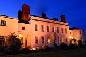 Fachada da propriedade à noite