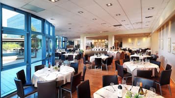 Aamiainen, paikallinen ja kansainvälinen keittiö, ulkoilmaravintola