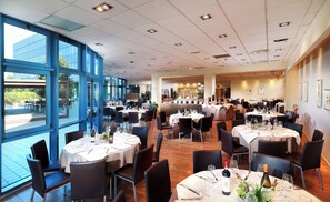 Se sirven desayunos y cenas (con mesas al aire libre) 