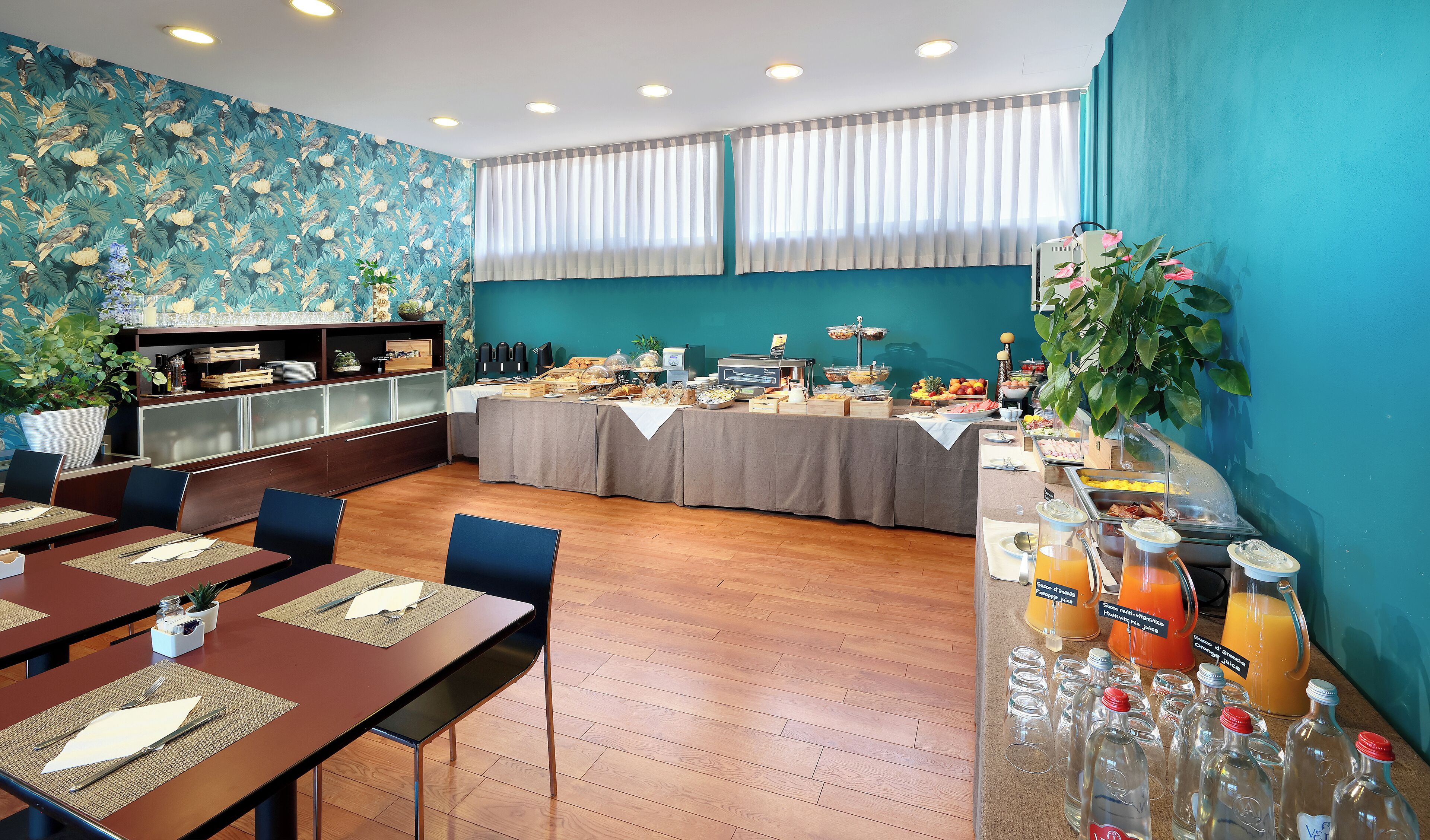 Café da manhã com buffet todos os dias (EUR 7 por pessoa) 