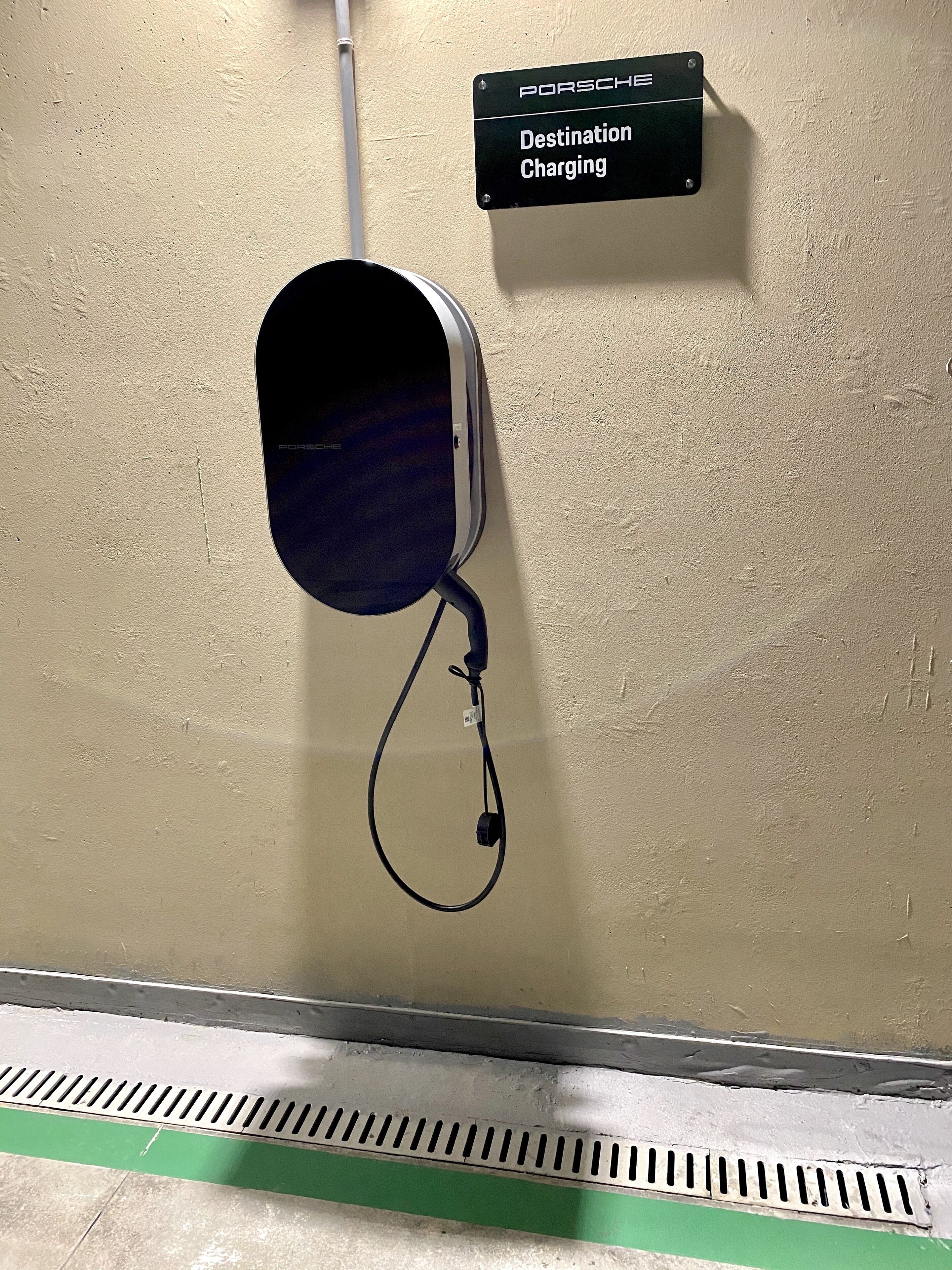 Una estación de carga para vehículos eléctricos, con un cartel encima.